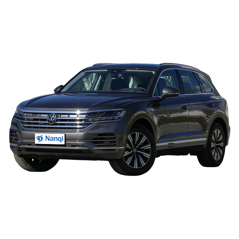 Модный внедорожник Volkswagen Touareg PHEV 2.0T 252 HP L4 VW Touareg Черное издание