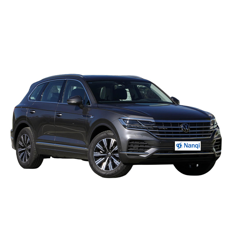 Модный внедорожник Volkswagen Touareg PHEV 2.0T 252 HP L4 VW Touareg Черное издание