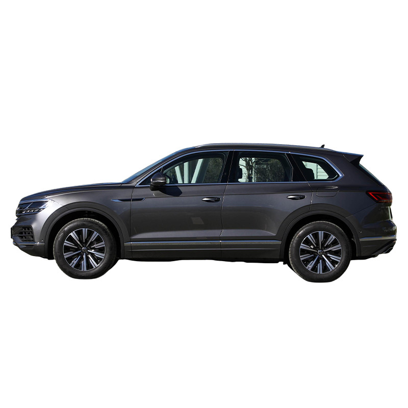 Модный внедорожник Volkswagen Touareg PHEV 2.0T 252 HP L4 VW Touareg Черное издание