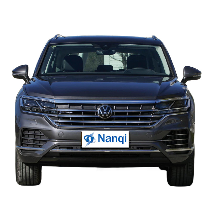 Модный внедорожник Volkswagen Touareg PHEV 2.0T 252 HP L4 VW Touareg Черное издание