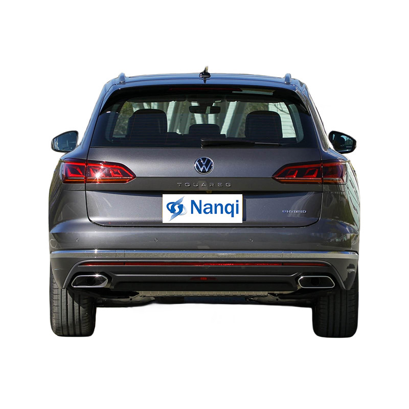 Модный внедорожник Volkswagen Touareg PHEV 2.0T 252 HP L4 VW Touareg Черное издание