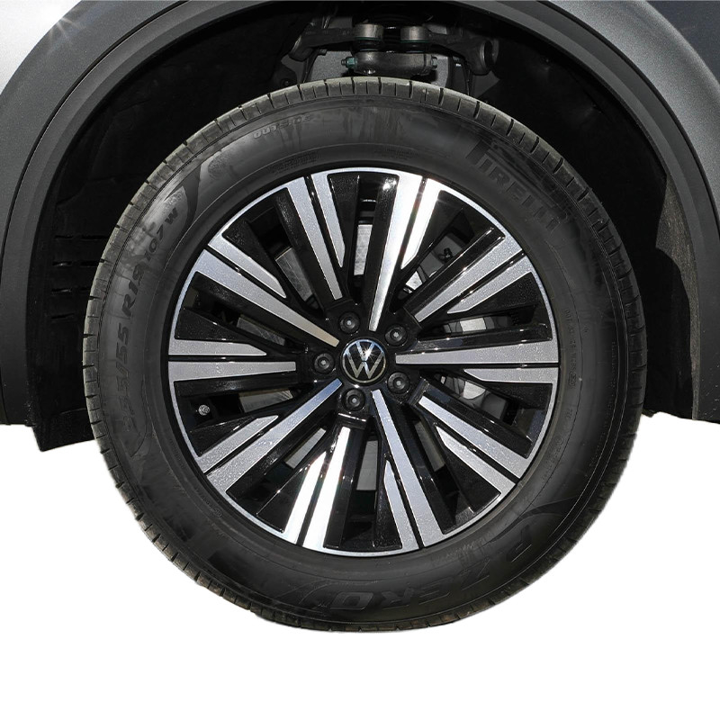 Модный внедорожник Volkswagen Touareg PHEV 2.0T 252 HP L4 VW Touareg Черное издание